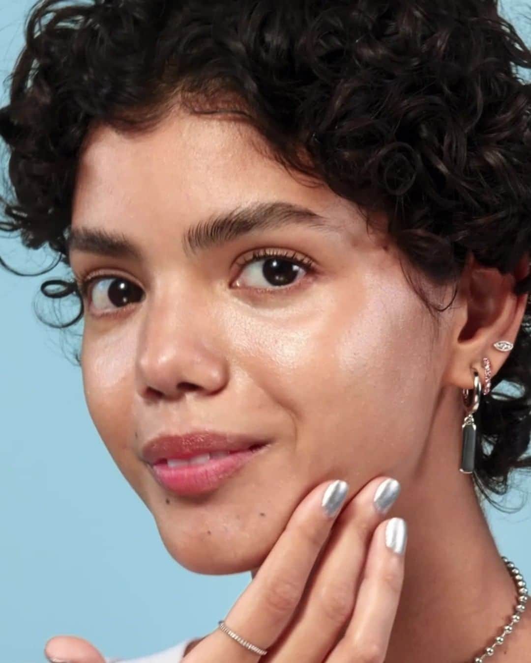 のインスタグラム：「Light Shifter Dewing Tint gives you color-true, all day wear. With coverage so sheer, the shades are flexible to work on a range of skin tones. 💎」