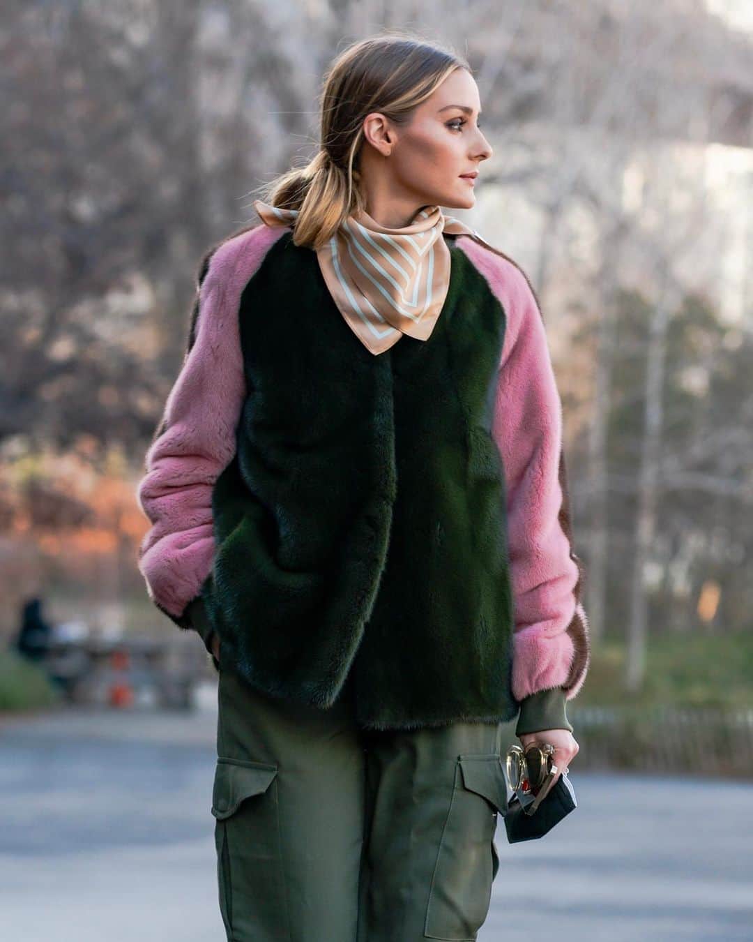 オリヴィア・パレルモのインスタグラム：「Winter weekend walks 💚💗」