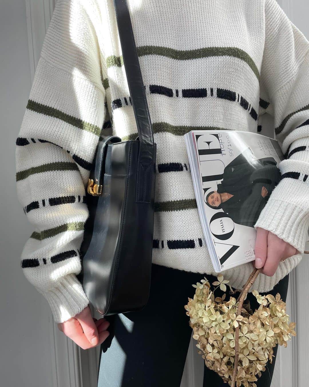 Kelsey Simoneのインスタグラム：「Today’s outfit details, Leggings and a thrifted stripey sweater!」