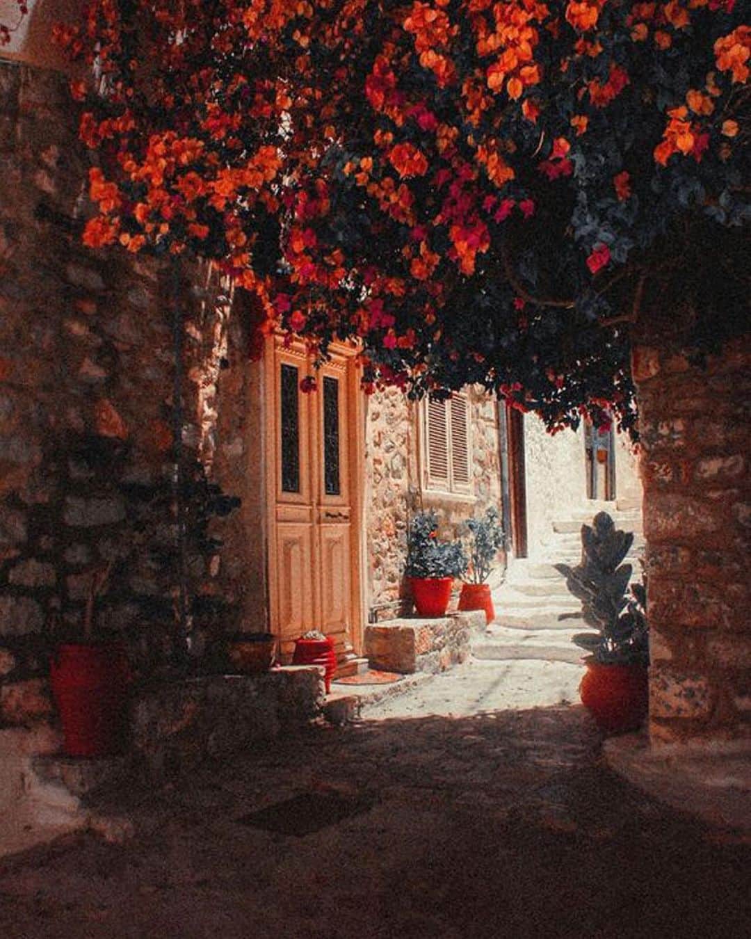 メドモアゼルのインスタグラム：「A romantic afternoon stroll   #mesdemoisellesparis  #inspiration #springsummer21」