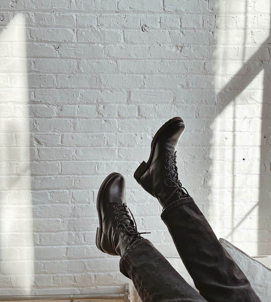 フライさんのインスタグラム写真 - (フライInstagram)「@arieloznyc wears one of our most-loved boots, the Veronica Combat. #InMyFRYE」1月31日 8時25分 - thefryecompany