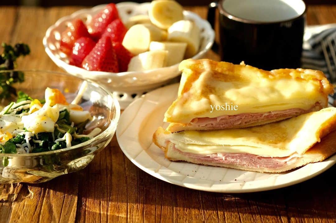 草間淑江さんのインスタグラム写真 - (草間淑江Instagram)「みなさまおはようございます。  １月３１日の朝は、ハムチーズホットサンド、菜の花クレソンゆで卵のサラダ、バナナ＆いちご。  今日はこれが食べたくて。  ハムとチーズを満（ミツル）の食パンで挟み、フライパンで焼きました。  ボリューミーでした　笑  サラダは塩コショウ、マヨとレモンを絞って。  残っていたしらすも入れましたがとても合いましたよ！  今朝も感謝していただきました。  ご馳走様でした。  さて、快晴の日曜日。     みなさまが素敵な１日になりますように♡        #朝食#日曜の朝#ホットサンド#ハムチーズホットサンド#菜の花クレソン茹で卵のサラダ#いちご#バナナ#朝の果物は金 #パンとコーヒー#幸せな朝#今朝も感謝して#ご馳走様でした🙏」1月31日 8時22分 - yoshie_kusama