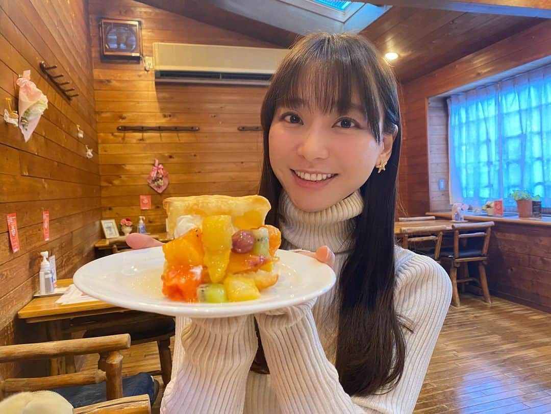 葉月祥子のインスタグラム：「いつも♡コメントありがとうございます😊❣️マックのcmも嬉しいコメント色々と本当に感謝です🙇‍♀️💕﻿ ﻿ ﻿ お返ししたいのに撮影や新曲制作で忙しくてまだできてなくてごめんなさい😭💦﻿ ﻿ ﻿ あと出演してるもの他にもあるのですがアップが追いついていない...🥲💦﻿ ﻿ ﻿ 🦥も、今年は少し頑張ろうと思います♪♪﻿ ﻿ ﻿ 今年はもっと、じぶんを曝け出して行きますね♪ ﻿ ﻿ #ケーキ持つと#写真撮りたくなる #同じ人いませんか #これはcm病でしょうか﻿ ﻿ #休憩タイム #お昼 #デザート ﻿ ﻿ #spacecraft  #葉月祥子」