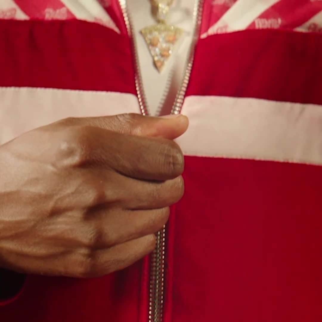 Pizza Hutのインスタグラム：「Suit up, there’s a new 🍕 fan in town.」