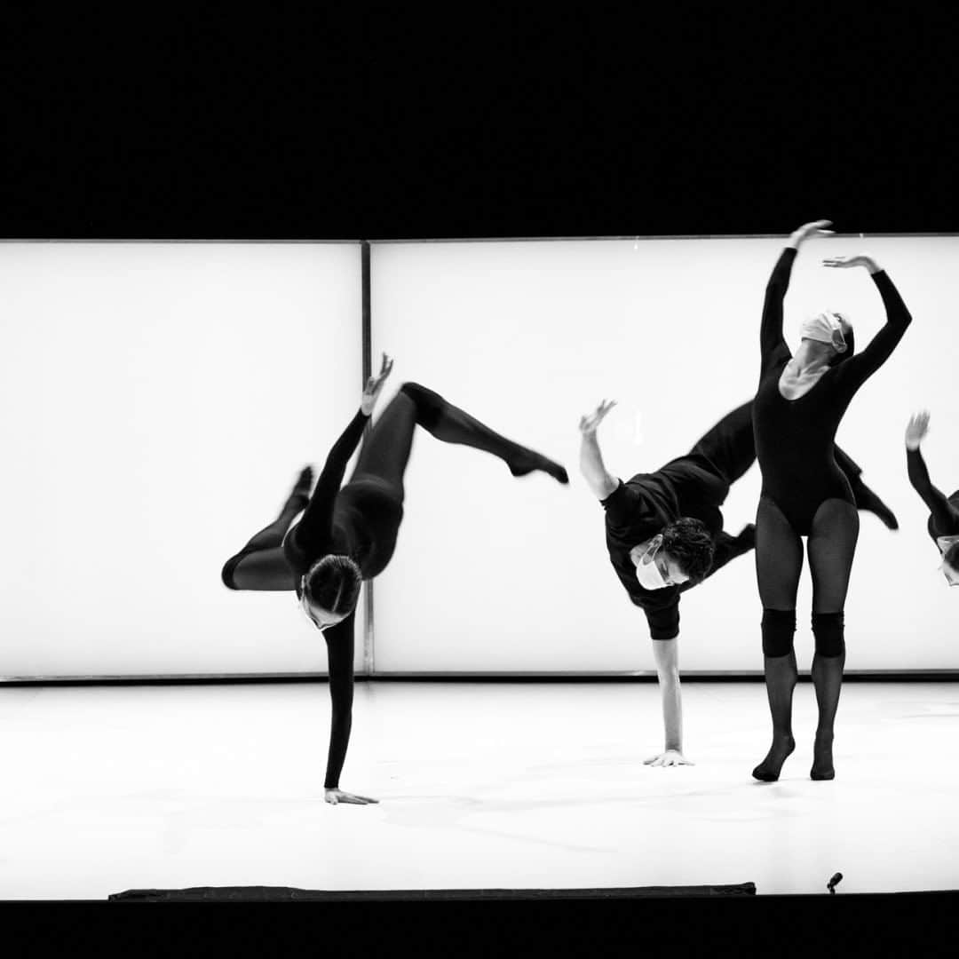 シャネルさんのインスタグラム写真 - (シャネルInstagram)「Celebrating its lively and eternal links with the world of dance, CHANEL imagined the costumes for Sidi Larbi Cherkaoui’s contemporary choreographic creation ‘Exposure’, set to music by Woodkid. In a black and white setting evoking the atmosphere of a photography studio, the costumes embody the essence of the CHANEL allure. Fluid and pure, they highlight each gesture, playing a role in the choreography.  #CHANELandDance #CHANEL」1月31日 3時00分 - chanelofficial