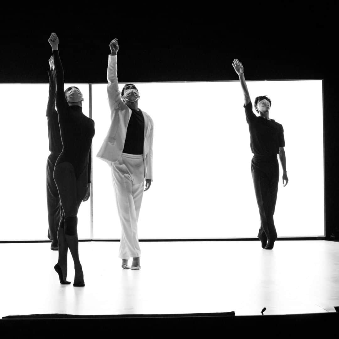 シャネルさんのインスタグラム写真 - (シャネルInstagram)「Celebrating its lively and eternal links with the world of dance, CHANEL imagined the costumes for Sidi Larbi Cherkaoui’s contemporary choreographic creation ‘Exposure’, set to music by Woodkid. In a black and white setting evoking the atmosphere of a photography studio, the costumes embody the essence of the CHANEL allure. Fluid and pure, they highlight each gesture, playing a role in the choreography.  #CHANELandDance #CHANEL」1月31日 3時00分 - chanelofficial