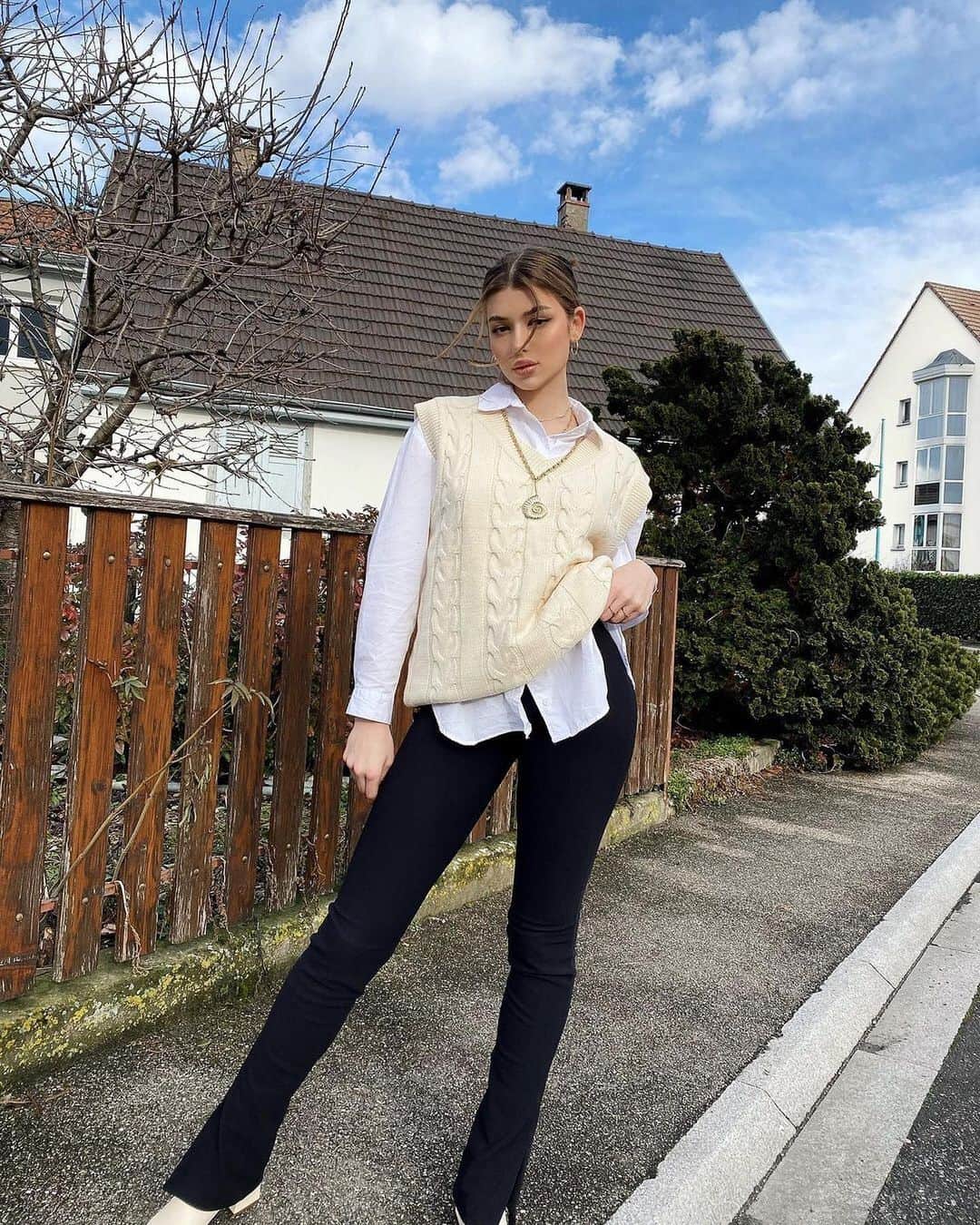 SHEINのインスタグラム：「Stepping out 🤍✨ @gordenvalerie  Shop Item #: 1762410, 1728417, 1899338  #SHEINgals #SHEINstyle #SHEINSS21 #casualstyle」