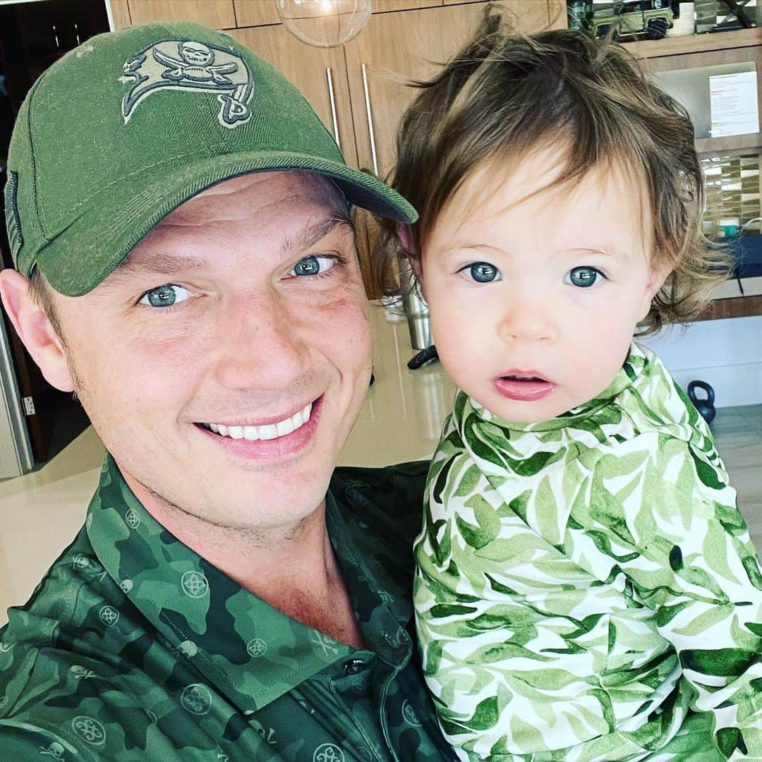 ニック・カーターさんのインスタグラム写真 - (ニック・カーターInstagram)「Green is my favorite color. She’s my little jungle princess today.  . . . . .  #girldad #fatherhood #babygirl #parenthood #happyfamily #happydaddy #happyhome」1月31日 3時04分 - nickcarter