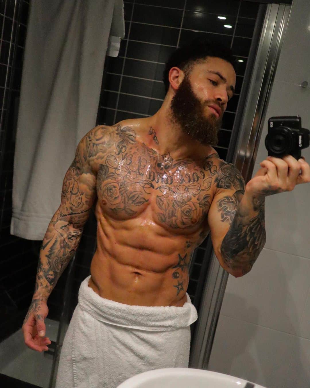 アシュリー・ケインのインスタグラム：「Cold Shower 🚿 = Will Power ✊🏾 Have you ever tried a cold shower? 🥶 . I have now incorporated cold showers into my daily routine as it takes strength, dedication and is beneficial for both your mind and your body. 💯 . It takes a strong mind to endure the cold for extended periods of time. By incorporating cold showers into your daily routine, you are strengthening your willpower, which benefits many aspects of your daily life. 🙌🏾 . Other benefits: Increases endorphins • Reduces muscle soreness • Helps metabolism • Improves circulation • Boosts immunity ☑️ . GIVE IT A GO 👍🏾」