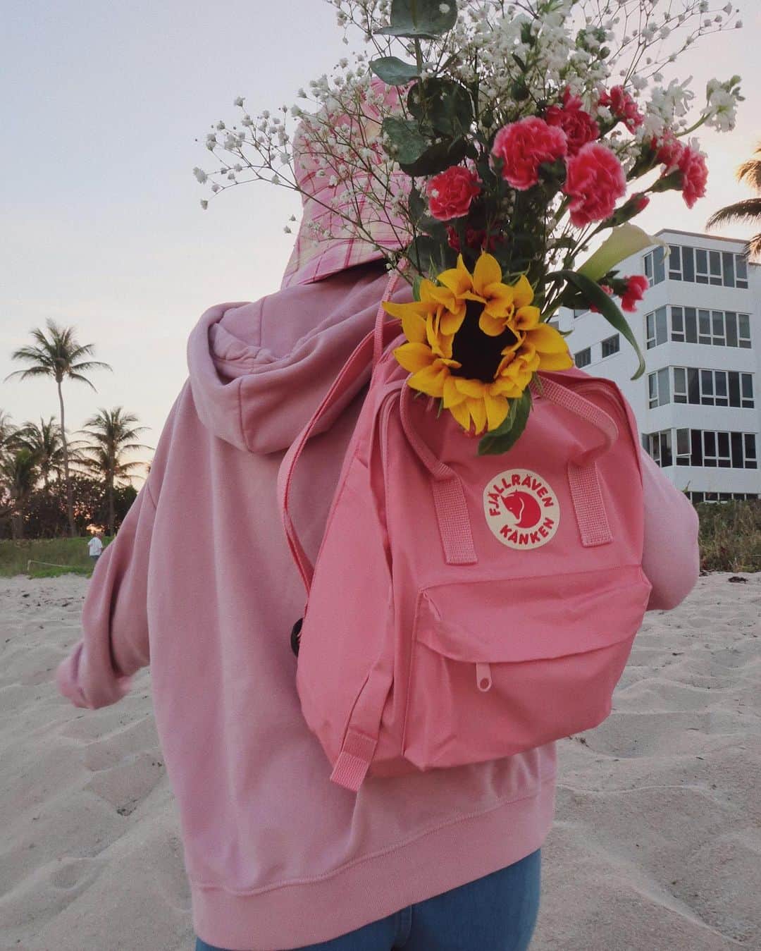 のインスタグラム：「It's not always about where you go, but what's by your side. Bring the Fjallraven Classic Kånken Backpack on your next weekend adventure – link in bio to shop all 13 colors! 🎒 @fjallraven_na」