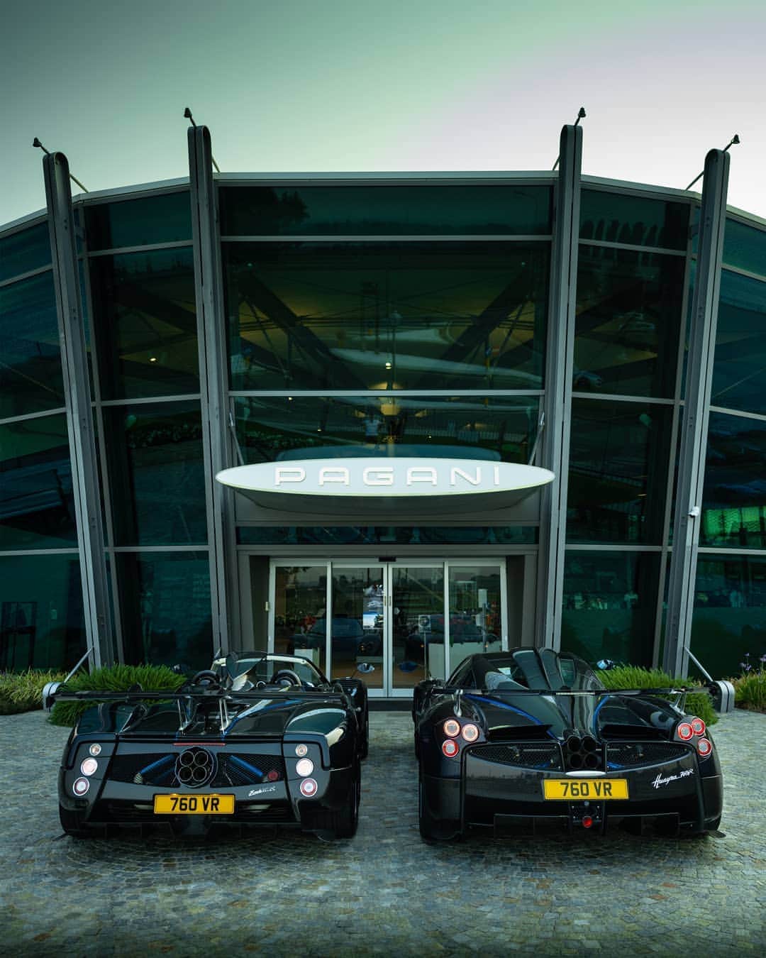 パガーニ・アウトモビリさんのインスタグラム写真 - (パガーニ・アウトモビリInstagram)「All the vast technological knowledge gained over time is made available to all Pagani clients. Whether it's engine, aerodynamics, suspensions to name a few, each area of a Pagani Hypercar can be upgraded to state of the art.   Stunning 📸 by @thezaidchronicles   #pagani #huayra #huayra760vr」1月31日 3時06分 - paganiautomobili