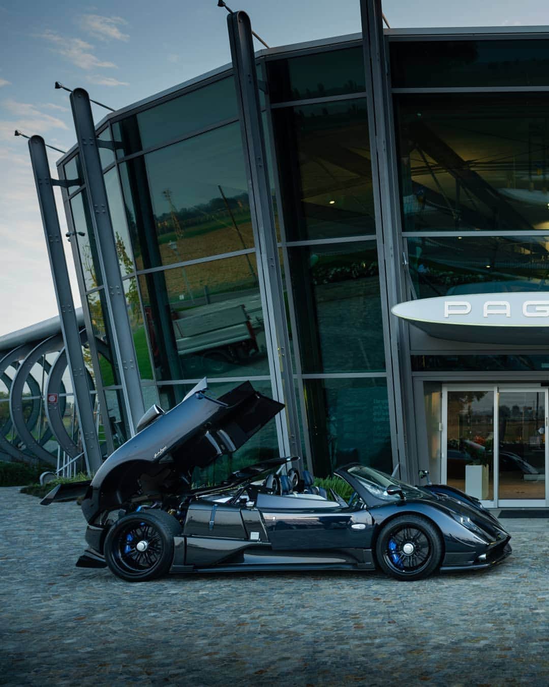 パガーニ・アウトモビリさんのインスタグラム写真 - (パガーニ・アウトモビリInstagram)「All the vast technological knowledge gained over time is made available to all Pagani clients. Whether it's engine, aerodynamics, suspensions to name a few, each area of a Pagani Hypercar can be upgraded to state of the art.   Stunning 📸 by @thezaidchronicles   #pagani #huayra #huayra760vr」1月31日 3時06分 - paganiautomobili