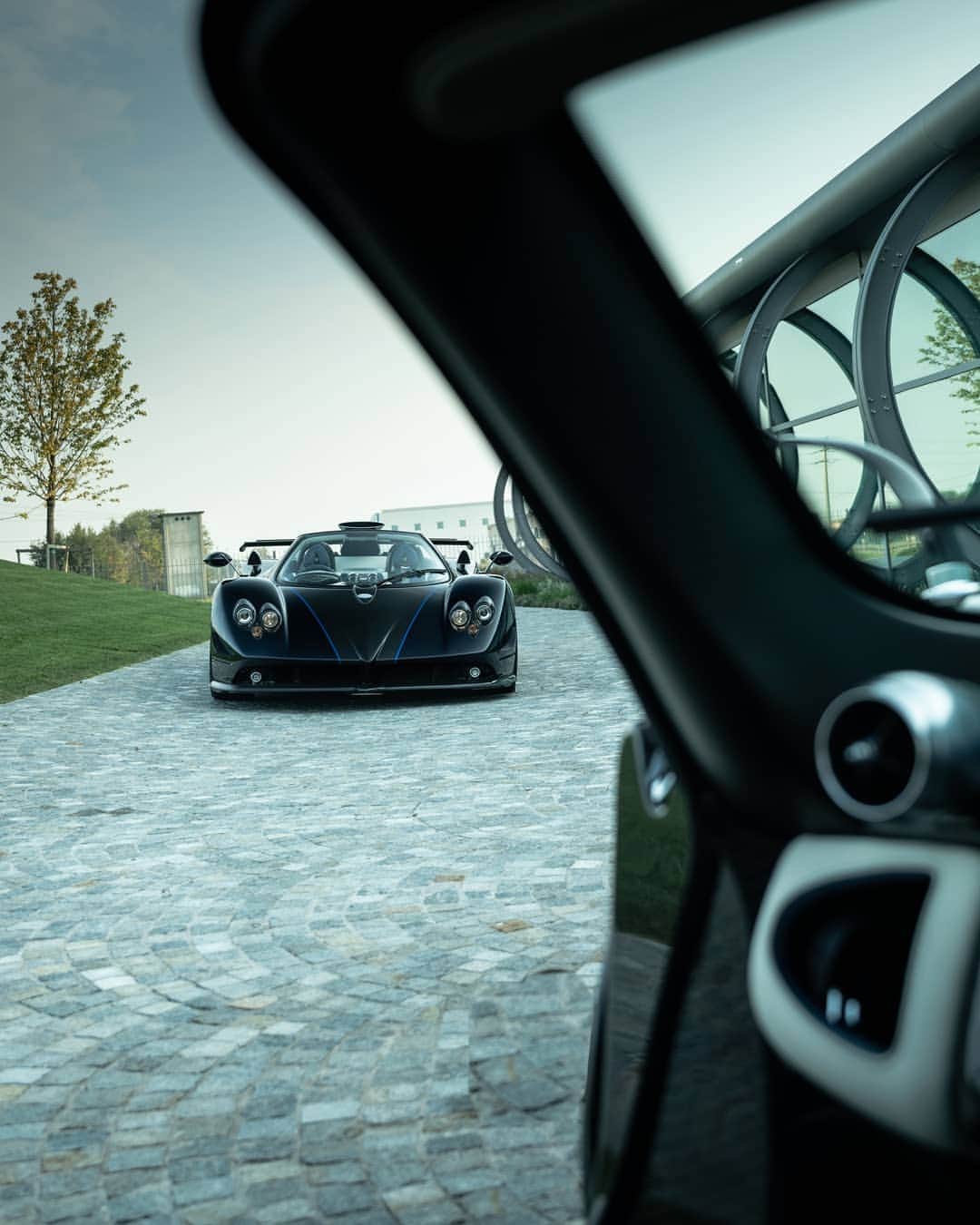パガーニ・アウトモビリさんのインスタグラム写真 - (パガーニ・アウトモビリInstagram)「All the vast technological knowledge gained over time is made available to all Pagani clients. Whether it's engine, aerodynamics, suspensions to name a few, each area of a Pagani Hypercar can be upgraded to state of the art.   Stunning 📸 by @thezaidchronicles   #pagani #huayra #huayra760vr」1月31日 3時06分 - paganiautomobili