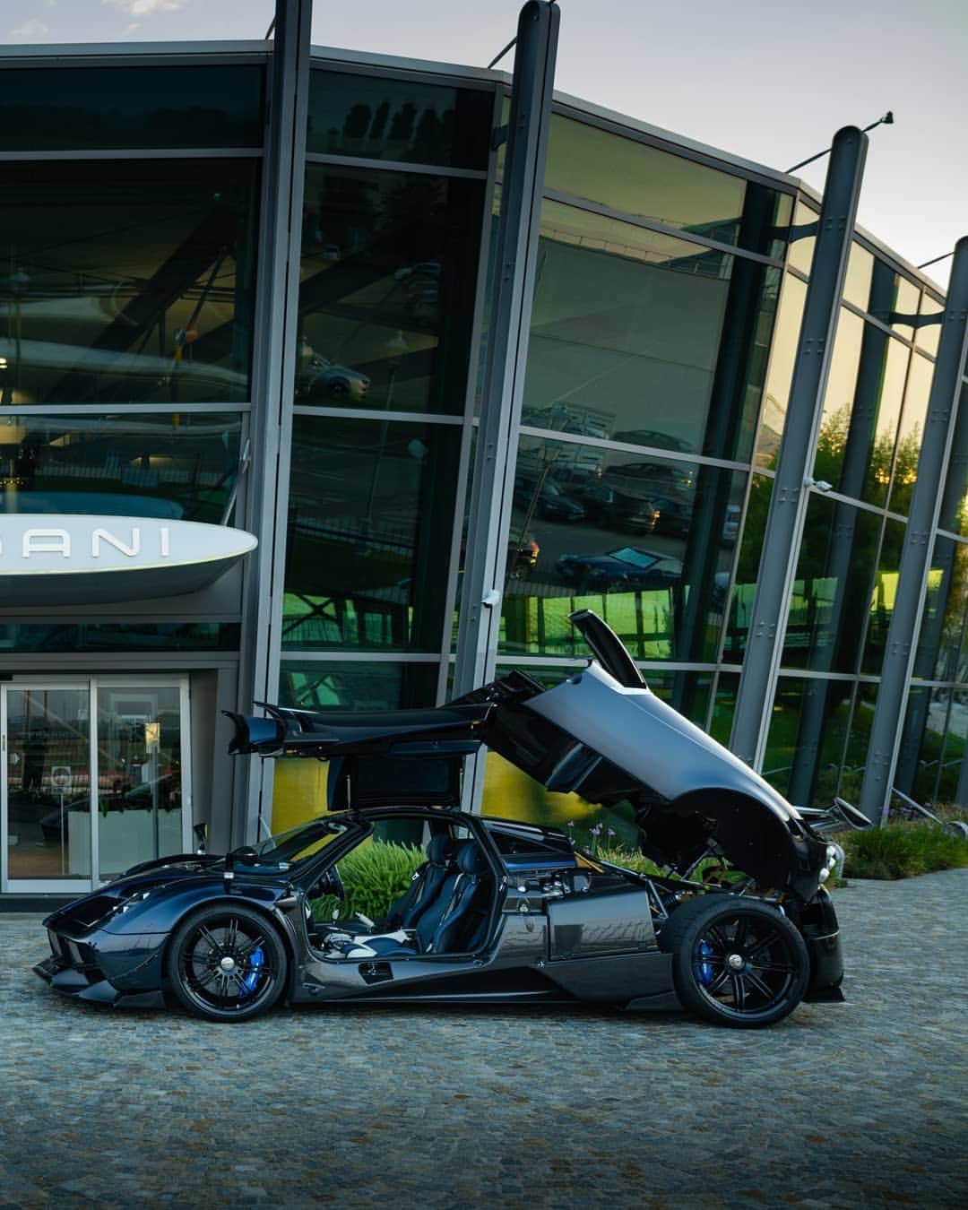 パガーニ・アウトモビリさんのインスタグラム写真 - (パガーニ・アウトモビリInstagram)「All the vast technological knowledge gained over time is made available to all Pagani clients. Whether it's engine, aerodynamics, suspensions to name a few, each area of a Pagani Hypercar can be upgraded to state of the art.   Stunning 📸 by @thezaidchronicles   #pagani #huayra #huayra760vr」1月31日 3時06分 - paganiautomobili