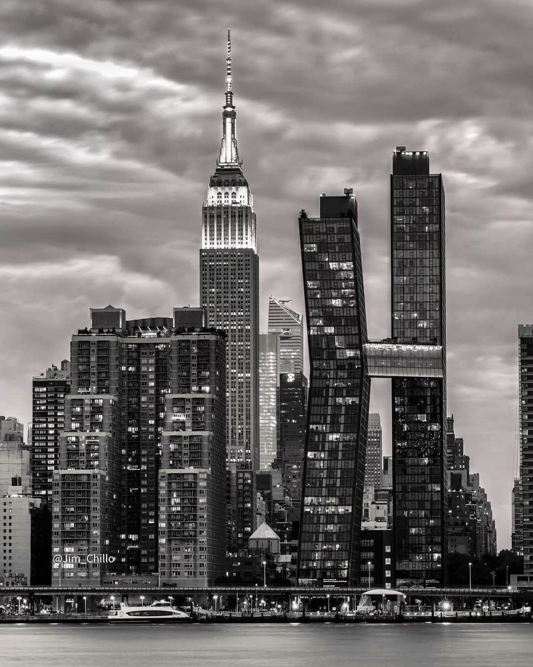 Empire State Buildingさんのインスタグラム写真 - (Empire State BuildingInstagram)「Nothing beats the classics. ✨ ⠀⠀⠀⠀⠀⠀⠀⠀⠀  📷: @jim_chillo」1月31日 3時06分 - empirestatebldg