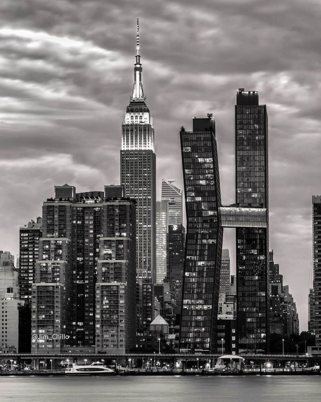 Empire State Buildingのインスタグラム：「Nothing beats the classics. ✨ ⠀⠀⠀⠀⠀⠀⠀⠀⠀  📷: @jim_chillo」