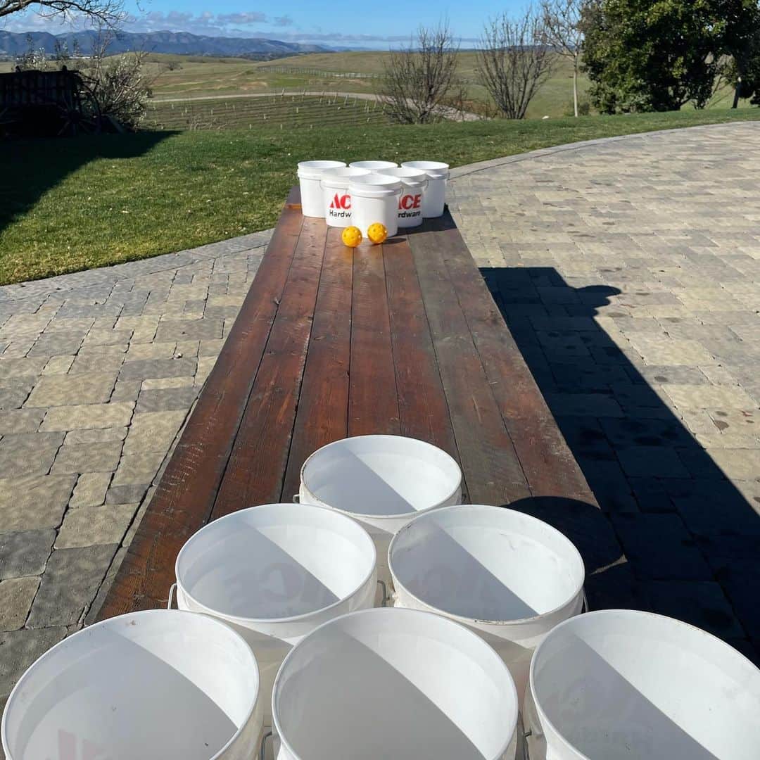 ケアリー・ハートさんのインスタグラム写真 - (ケアリー・ハートInstagram)「Morning session of farm pong? #BreakfastBeers」1月31日 3時19分 - hartluck