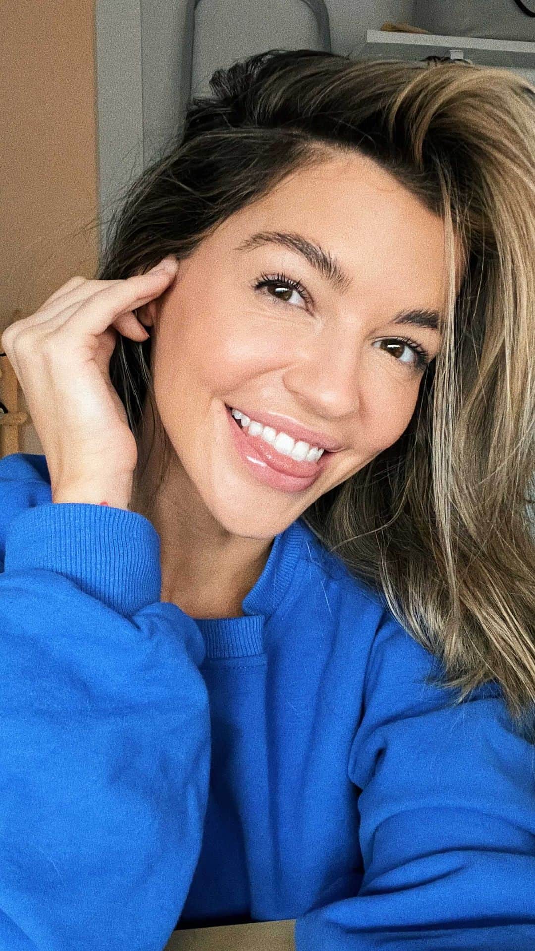 Nikki Blackketterのインスタグラム：「My first live in years, but wanted to hang with y’all and get ready!! Thanks for chilling, lemme know if you’d like more mini lives like this 🥰  Links to items used!  -Krave Beauty Beet Shield - https://kravebeauty.com/products/the-beet-shield -@tula Primer - https://rstyle.me/+oqX5_5kFSpHAx0FIs5KxHw -Smashbox Halo tinted moisturizer "light medium" - https://rstyle.me/+T705ypwFgHvYR9Y0nm3-Ag -Armani Luminous Silk - 5.1 - https://rstyle.me/+-I1mzeGu-QQsd1Eg4wceAQ  -Thrive Cosmetics Buildable Blur CC Cream - light medium - https://thrivecausemetics.com/products/buildable-blur-cc-cream-with-spf-35 -Tarte Shape Tape Concealer "light" -  https://rstyle.me/+fw_F512rr9HZ2Ehb4MEGqA  -Too Faced Peach perfect Setting Powder - https://amzn.to/2YtD8xz  -Rare Beauty Blush "grateful" - https://rstyle.me/+VP69U2Su_91vlp_OFpmQaw -NARS Air Matte Blush - "Daring" https://rstyle.me/+KGcWGwkedEVM2Fh-X_9m9w -Tarte Surfer Curl Volumizing Mascara - https://rstyle.me/+Hr5J-MLbtj47cUe18qbP5A」