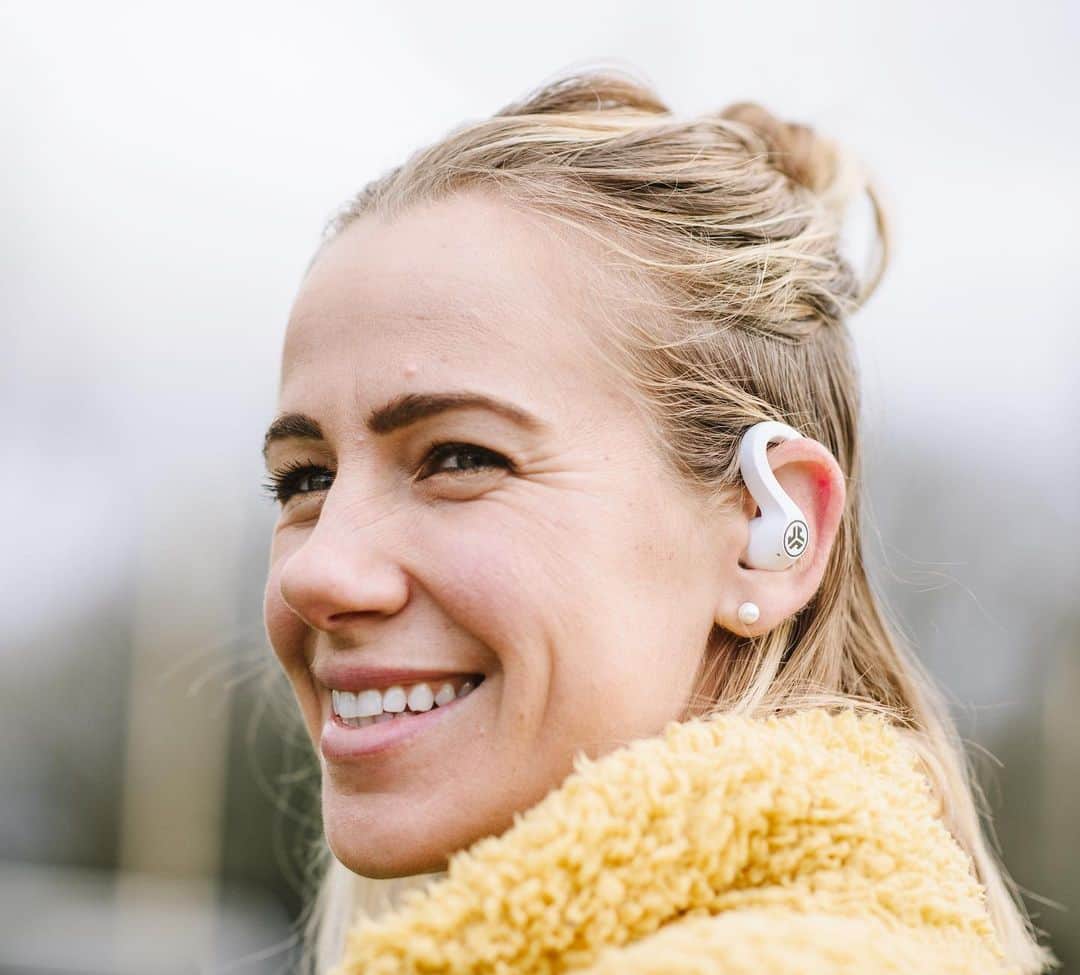ベヴァリー・ゴーベル・ヤネズのインスタグラム：「nothing connects to the moment like music. always gettin’ down with the best  @jlabaudio 🎶💧 - - 📸 @janegphoto 😘」
