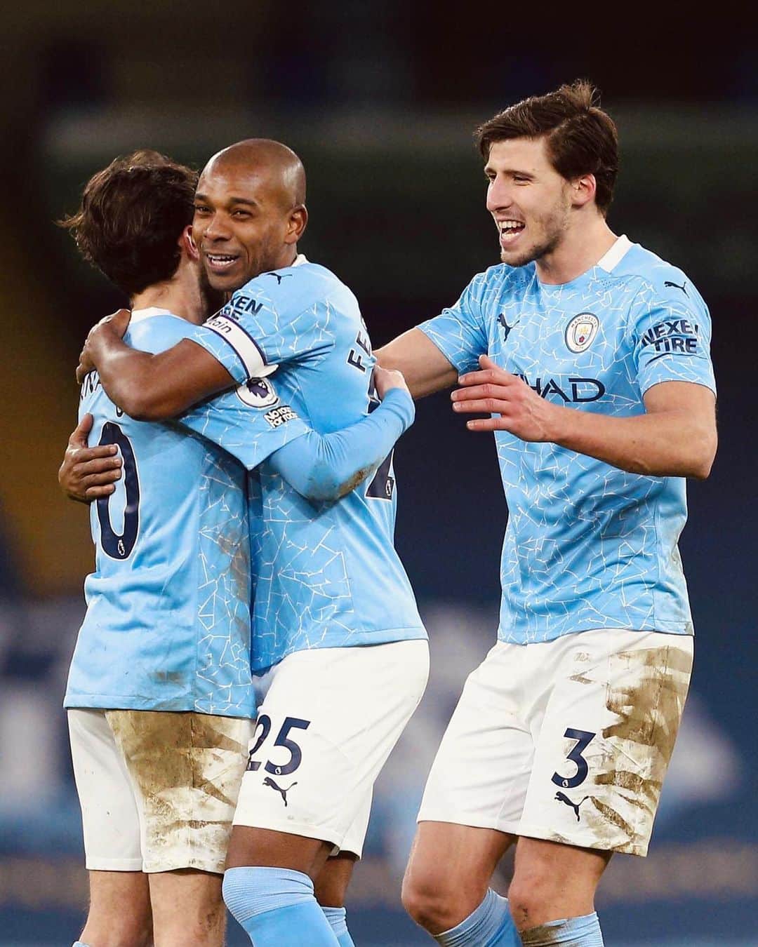 フェルナンジーニョのインスタグラム：「+3 and we keep pushing 💪🏾 #cmoncity」