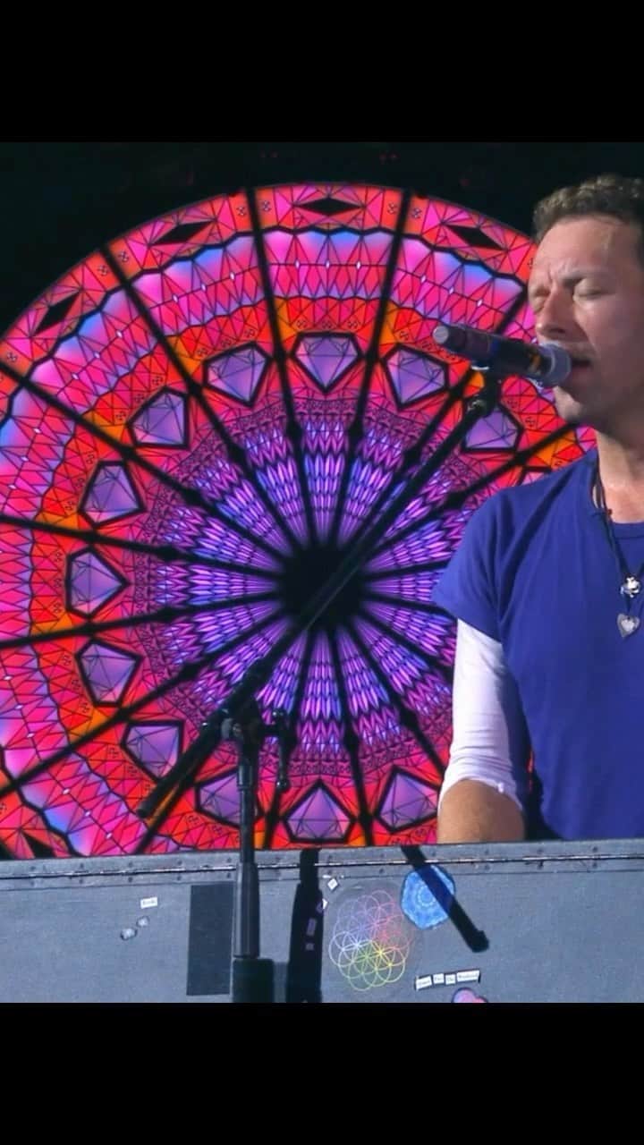 Coldplayのインスタグラム：「And you’re with me wherever I go, cos you give me this feeling, this everglow… #Coldplay #Everglow」