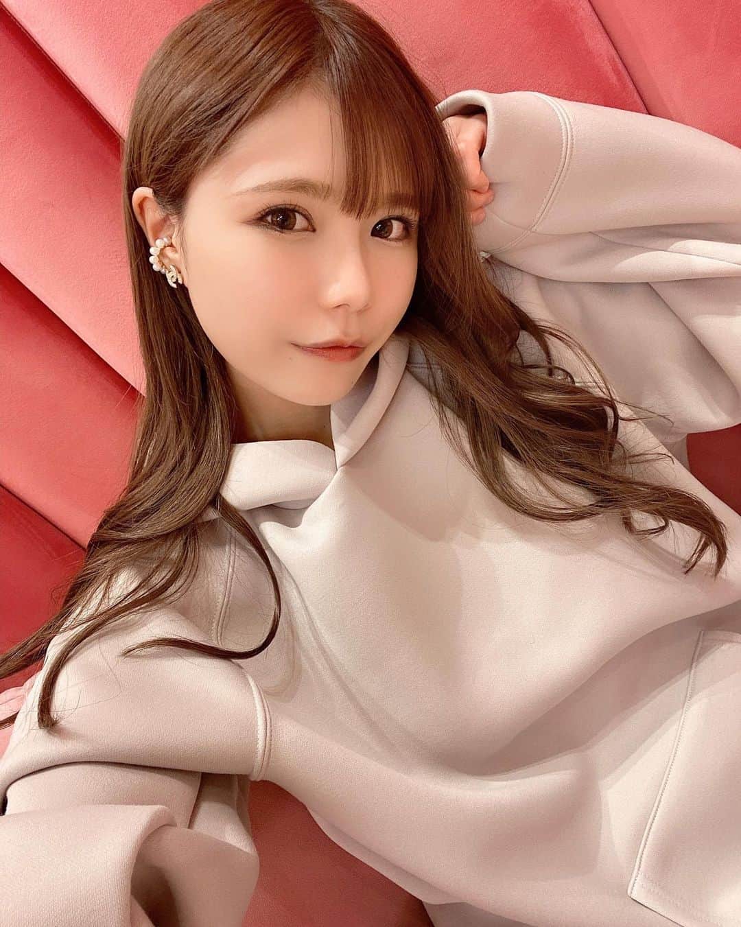 プラネットオシリスのインスタグラム：「. . @r_beauty.clinic で 冨田先生( @dr.risakotomita ) にお願いした小顔リフトから1ヶ月経ったー✨ . . もうつっぱり感や違和感もないし 美肌効果もあってお肌つるつるで嬉しい、、🥰 . 肌が柔らかいからたるみやすいのが悩みなので本当に嬉しい😍 . . 最近美容デーできてないから またしっかりケアしたいなーと思ってます😭！ . . .  #美容#RBeautyClinic #りぃ先生 #小顔先生 #小顔 #アンチエイジング #富田莉沙子#美容デー#パーカー」