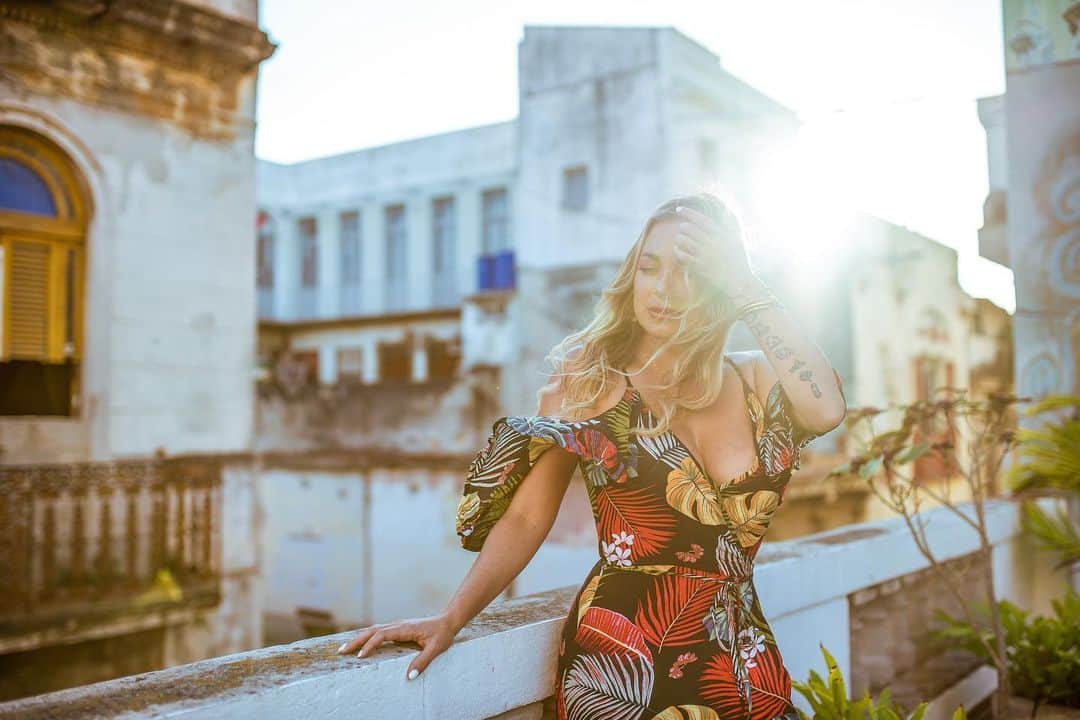 アリサ・ラモスのインスタグラム：「We broke up, and I’m finally Ok.  I’m sharing this bc I try to be as honest as possible. And for the people who might think they won’t be Ok if they break up, especially right now. And also because I’ve been getting a lot of DM’s asking where he is.  Sometimes we are more not Ok IN a relationship than we would be without it, but we stay, because it’s familiar, and it’s comfortable, as long as we keep telling ourselves “maybe it will get better”. I mean let’s be honest, the thought of being alone right now when human interactions are limited and your feed is flooded with babies is not ideal.  But staying in a relationship that’s not meant to be or not working will only harm you AND the other person. It takes a lot of strength and courage to break up, but stay focused on the positives; you’ll have time to reflect, heal, re-get to know yourself, and relax. Plus, you will never meet the right person if you’re with the wrong one.  So, while I’m extremely grateful to have had someone to go through lockdown with, someone who loved me so much that they’d go anywhere in the world to be with me even though they don’t really like to travel, and a full time best friend for almost two years, who showed me what it’s really like being a “travel couple” (not easy at all and I definitely made it look way easier and more perfect than it actually was), I had to finally accept that what we wanted from each other would never be met and it was poisoning our relationship in the worst way causing pain and resentment.   So, there was a Hollywood movie style blow out, and in true My Life’s a Travel Movie form, I boarded a flight the next day, solo, for LA.   Yes it has been scary now having all of my immediate future plans unknown. And a bit hard to just post and write cheerful things when I was hiding this grim reality. Which is why I’m writing it now.  Again, it takes a lot of strength to end a relationship, so please don’t say sorry! If anything, I’d just appreciate some love or 🍷🥂  And if anyone is going through relationship/break up troubles, or simply just not feeling Ok, feel free to DM me.   *Note: Abuse is NEVER Ok, including verbal.」