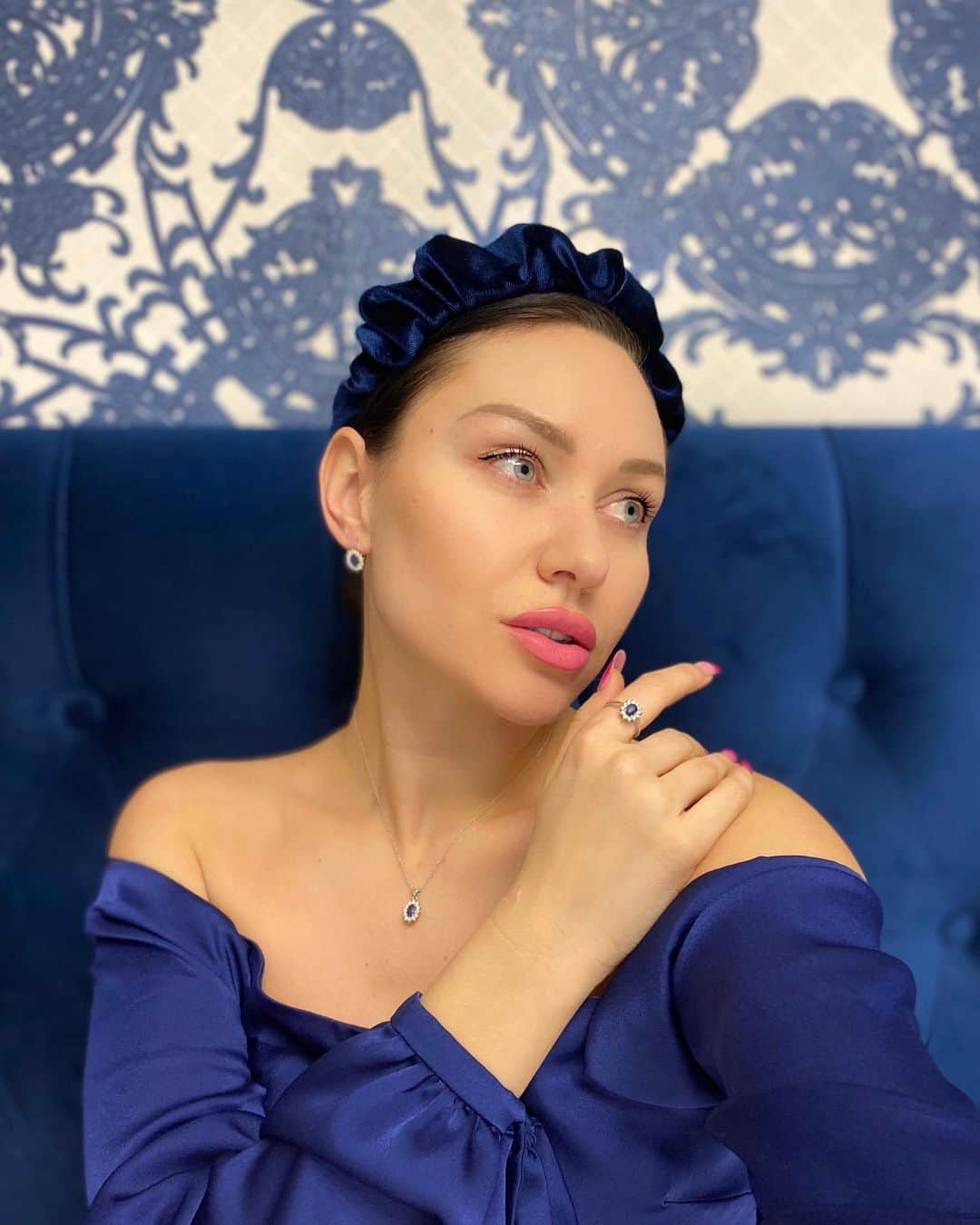 レネタ・カムベロバのインスタグラム：「Тези снимки са посветени на невероятните @elenamanchorova  и @manchorova.s 💙Вие създавате красота @diadema.bg 💙」