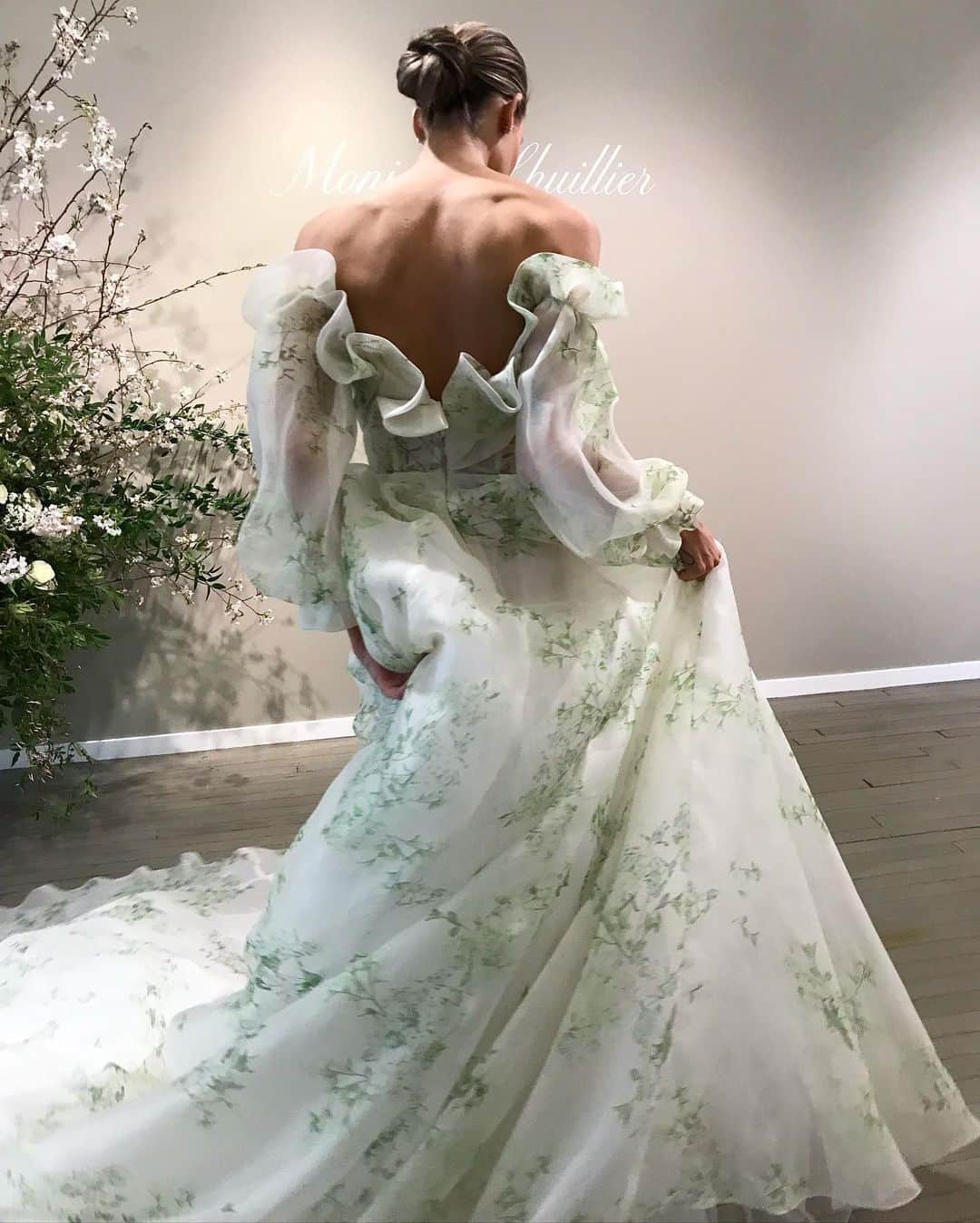 Monique Lhuillierのインスタグラム：「Beauty in Motion 🌿🤍 #moniquelhuillier #mlbride」