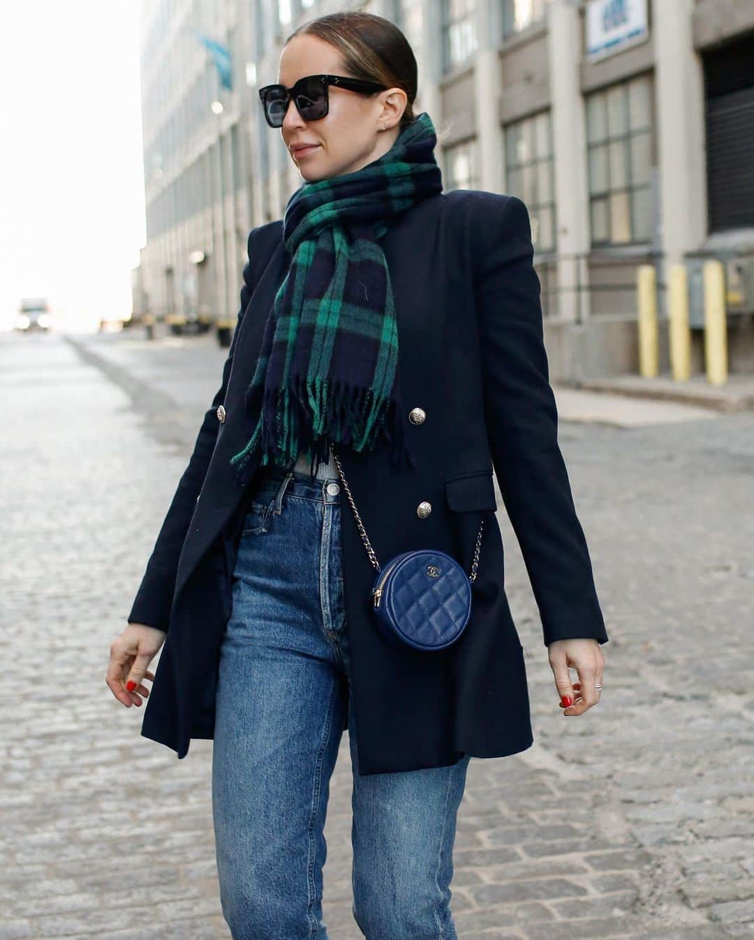 Helena Glazer Hodneのインスタグラム：「The star of this outfit has to be this adorable Chanel bag. I borrowed it from @vivrelle, a membership service that allows you to borrow designer handbags (or accessories) for a month or more at a time. When you're ready to part with it, you send it back and borrow your next item. In the event that you fall in love and absolutely cannot part with your bag, you're given the option to buy it! I love that idea since it allows you to test drive something before you commit to it.   Some more info on how Vivrelle works: There are three membership options: Classique: $99 a month and gets you one item at a time for up to 4K in retail value. Couture: $199 a month gets you one item at a time over 4K in retail value. Couture+: $279 a month and gets you two items at a time - one from each tier (Classique + Couture).   If you end up deciding to buy your item, a portion of your membership fee is applied towards the price. In the end, it ends up being cheaper than buying elsewhere.    Let me know if you have any other questions on how @vivrelle works! and you can use my referral code 'BrooklynBlonde' to get to the top of the waitlist. #VivrellePartner"」