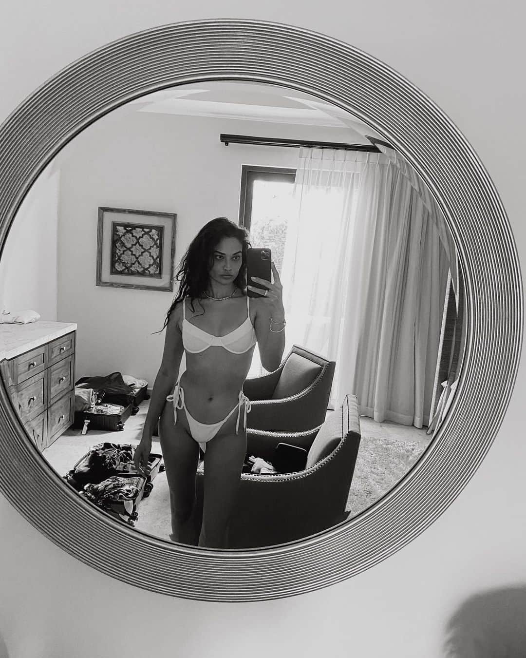 シャニーナ・シャイクのインスタグラム：「Unpacking 🧳👙」