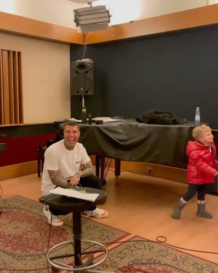 フェデスのインスタグラム：「Lello fa la recensione del pezzo di Sanremo 😅」