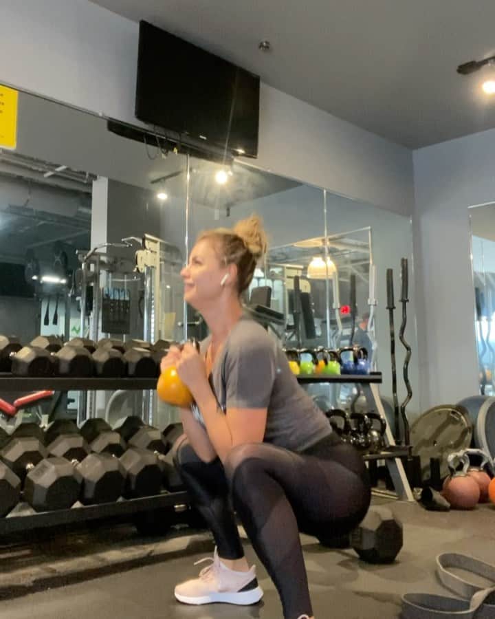 Anna Starodubtsevaのインスタグラム：「Tag your workout partner who is trying to ruin your workout 🤪.  ⠀ I’m working hard here and making some videos for you of my leg HIIT workout and he just can’t stay away from the camera 🤣.  ⠀ Are you interested to see full leg workout from today?  ⠀ Workout post is coming up next 🙂.  🇷🇺🇷🇺🇷🇺. Кто ещё так тренируется со своими половинками? Я тут работаю в поте лица, записываю вам видео Тренировки 🤪. Он просто не может остаться в стороне 😁.  ⠀ Хотите видео интенсивной тренирует на ноги? Давно не было видюшек из зала.  ⠀ #anyastar_треним  ⠀ #workout #dallas #dallaslife #workoutmotivation #funworkouts #lovetoworkout #myworkout #activegirl」