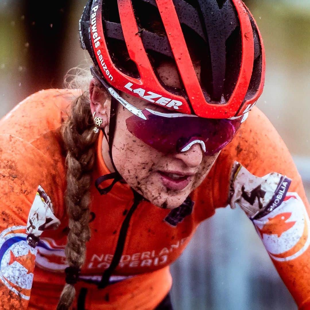のインスタグラム：「Stylish and with clear vision towards her Bronze medal at the CX Worlds. @deniesoverseas wearing our new Shimano Equinox eyewear. #RideShimano #ShimanoEyewear」