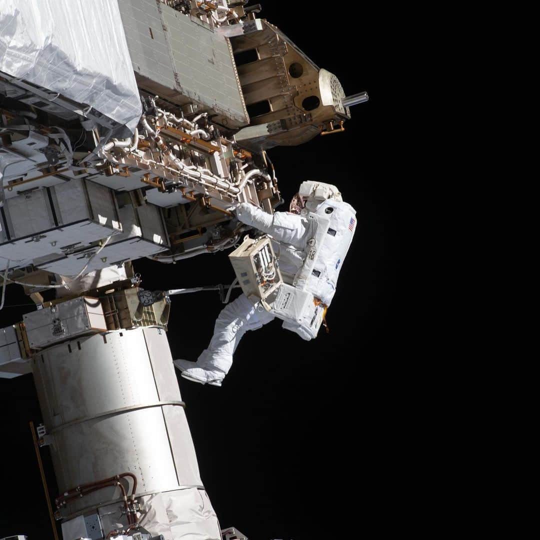 NASAさんのインスタグラム写真 - (NASAInstagram)「💯👌😍@AstroVicGlover wins best work from home office. ⁣ ⁣ In this striking view of Earth, Glover is seen securing himself into the @CanadianSpaceAgency’s Canadarm2 while flying ~260 miles above our planet. On Jan. 27, he completed the first spacewalk of his career and the first spacewalk of 2021 with @ISS crewmate Mike Hopkins. ⁣ ⁣ The duo worked for ~7 hours straight in the vacuum of space to install a science antenna on the @EuropeanSpaceAgency’s Columbus module lab and ready the space station for solar array upgrades.⁣ ⁣ Credit: NASA ⁣ ⁣ #Spacewalk #WFHLife #EarthCapture #OnTopOfTheWorld #NASA」1月31日 3時47分 - nasa