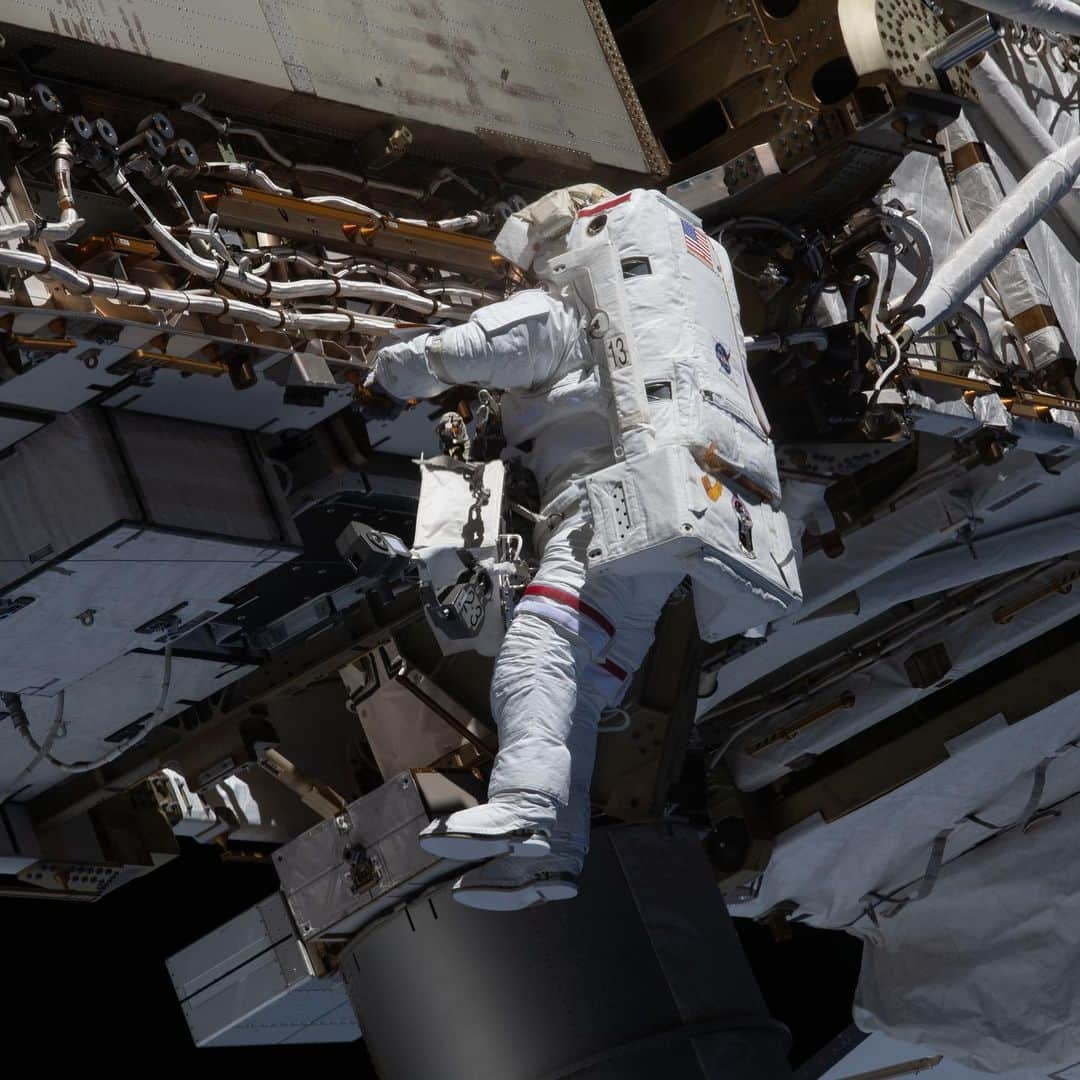 NASAさんのインスタグラム写真 - (NASAInstagram)「💯👌😍@AstroVicGlover wins best work from home office. ⁣ ⁣ In this striking view of Earth, Glover is seen securing himself into the @CanadianSpaceAgency’s Canadarm2 while flying ~260 miles above our planet. On Jan. 27, he completed the first spacewalk of his career and the first spacewalk of 2021 with @ISS crewmate Mike Hopkins. ⁣ ⁣ The duo worked for ~7 hours straight in the vacuum of space to install a science antenna on the @EuropeanSpaceAgency’s Columbus module lab and ready the space station for solar array upgrades.⁣ ⁣ Credit: NASA ⁣ ⁣ #Spacewalk #WFHLife #EarthCapture #OnTopOfTheWorld #NASA」1月31日 3時47分 - nasa