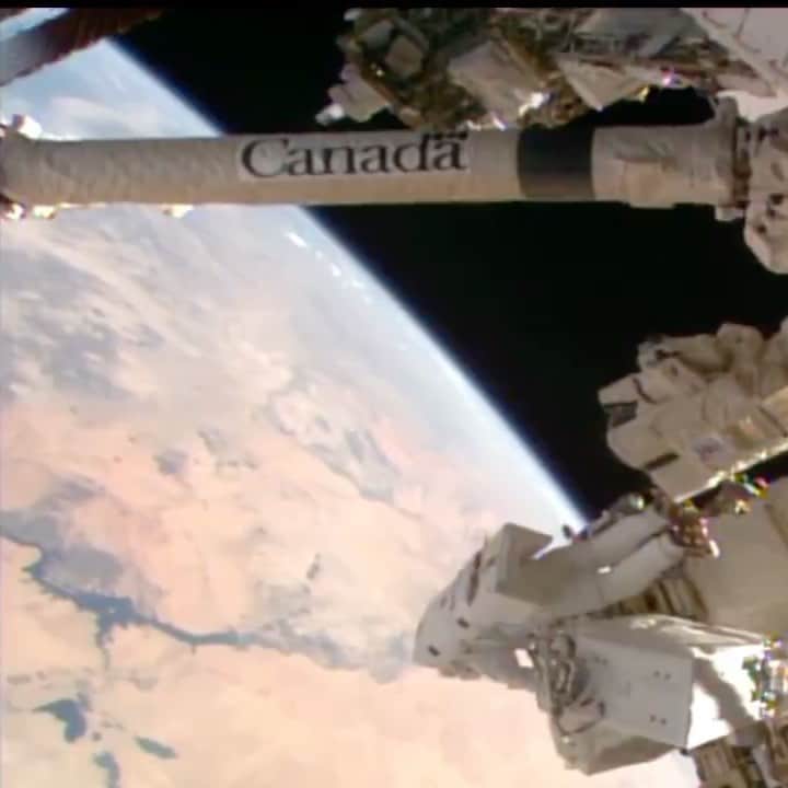 NASAのインスタグラム：「💯👌😍@AstroVicGlover wins best work from home office. ⁣ ⁣ In this striking view of Earth, Glover is seen securing himself into the @CanadianSpaceAgency’s Canadarm2 while flying ~260 miles above our planet. On Jan. 27, he completed the first spacewalk of his career and the first spacewalk of 2021 with @ISS crewmate Mike Hopkins. ⁣ ⁣ The duo worked for ~7 hours straight in the vacuum of space to install a science antenna on the @EuropeanSpaceAgency’s Columbus module lab and ready the space station for solar array upgrades.⁣ ⁣ Credit: NASA ⁣ ⁣ #Spacewalk #WFHLife #EarthCapture #OnTopOfTheWorld #NASA」