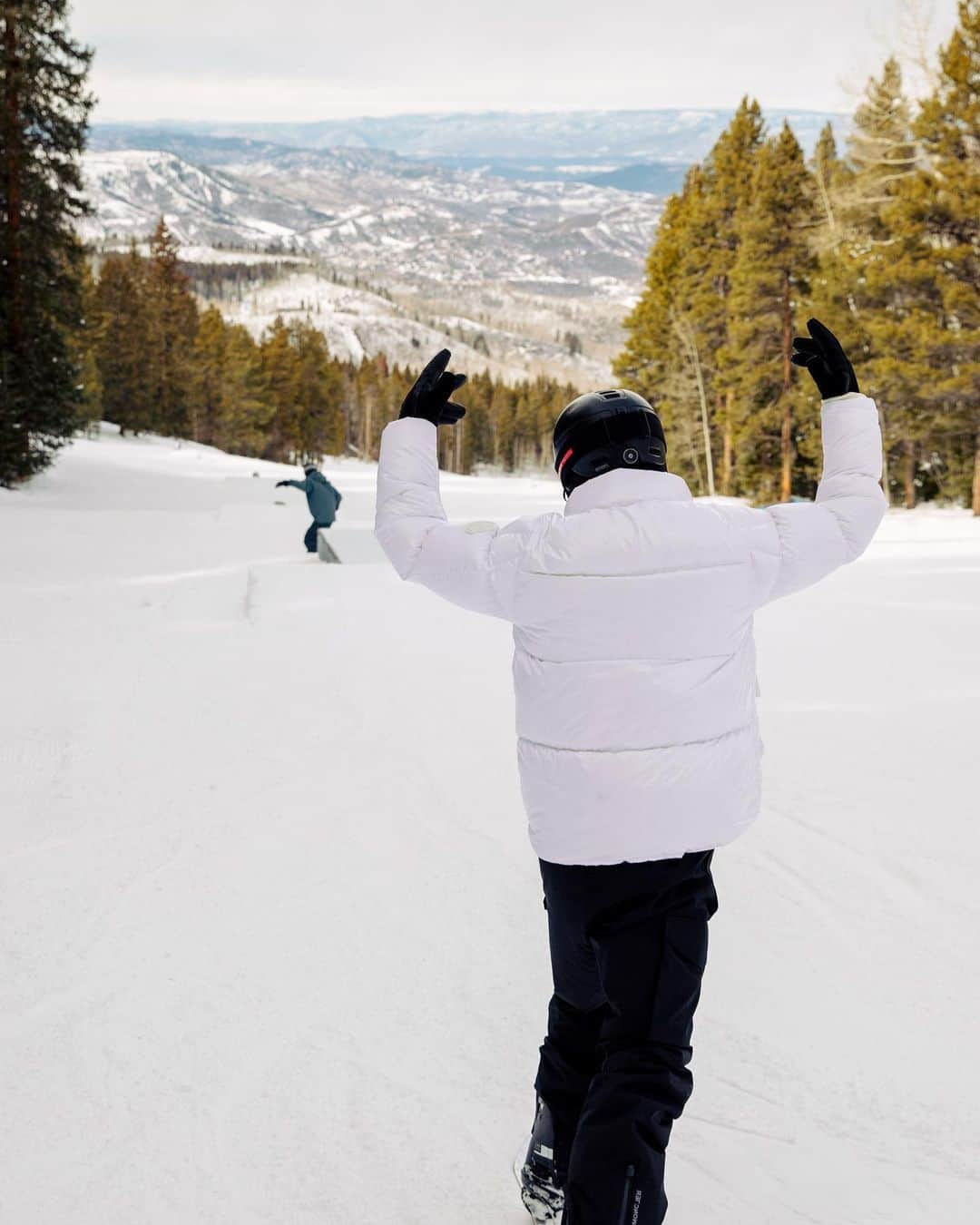 ショーン・ホワイトさんのインスタグラム写真 - (ショーン・ホワイトInstagram)「So pumped to take Travis and his crew riding. He only started a month ago and is already hitting the park !! Thanks for the epic day man, I've been a long time fan. "Let's go!!" @travisscott」1月31日 3時51分 - shaunwhite