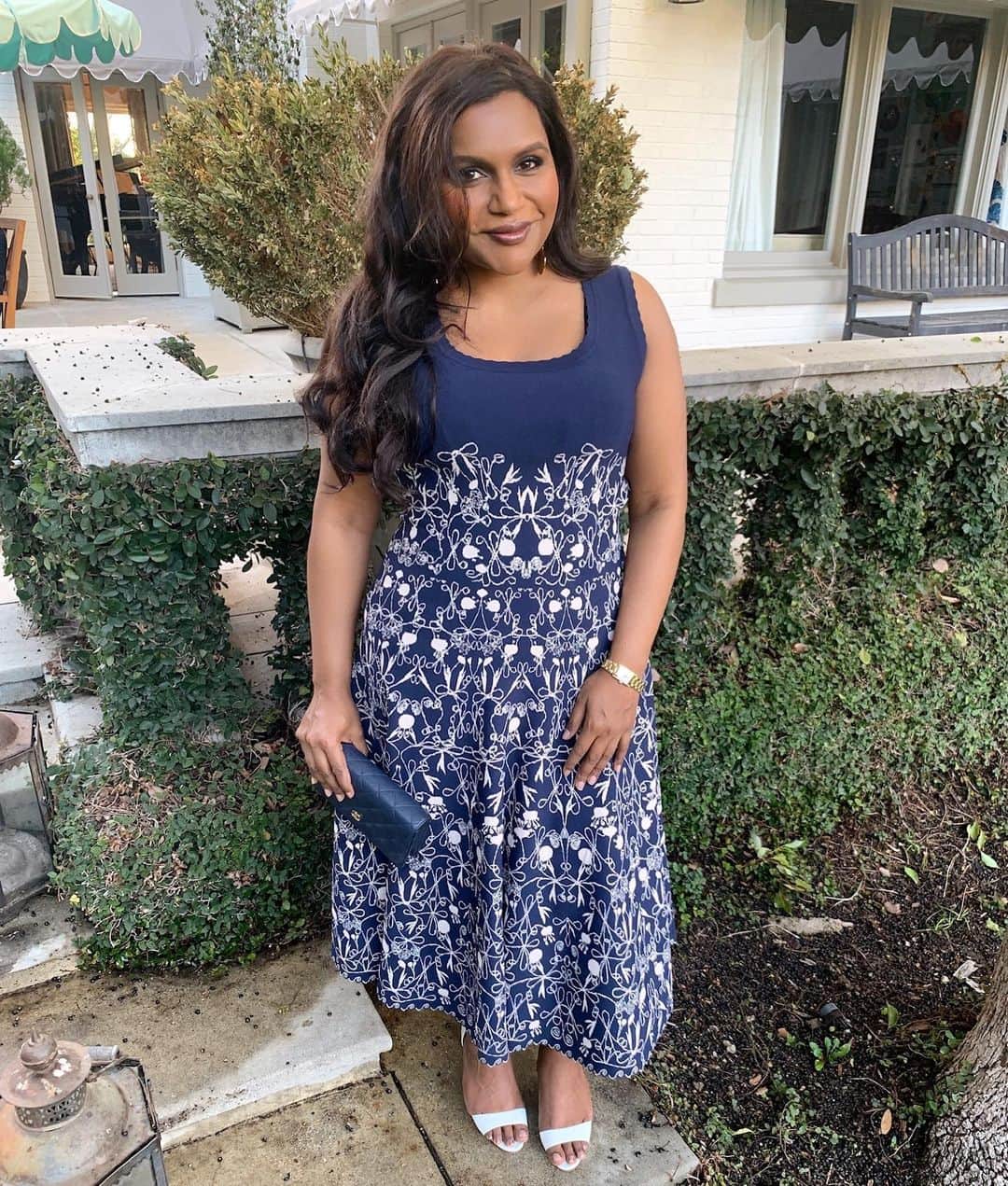 ミンディ・カリングのインスタグラム：「I bought this dress for an event that ended up getting cancelled, I never got to wear it, I think i look pretty in it, please don’t give me a hard time.」