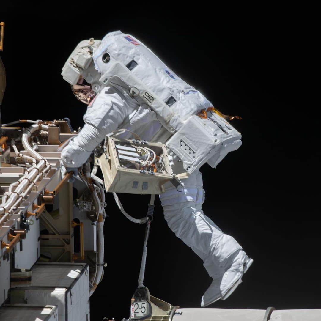 国際宇宙ステーションさんのインスタグラム写真 - (国際宇宙ステーションInstagram)「NASA astronauts Michael Hopkins (pics 2 and 3) and Victor Glover (pics 1 and 4) are pictured during Wednesday's spacewalk. They will exit the station again on Monday about 7 a.m. EST for another spacewalk. #nasa #astronaut #walk #spacewalk #suit #spacesuit #international #space #station」1月31日 4時03分 - iss