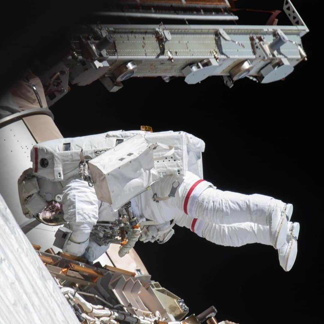 国際宇宙ステーションさんのインスタグラム写真 - (国際宇宙ステーションInstagram)「NASA astronauts Michael Hopkins (pics 2 and 3) and Victor Glover (pics 1 and 4) are pictured during Wednesday's spacewalk. They will exit the station again on Monday about 7 a.m. EST for another spacewalk. #nasa #astronaut #walk #spacewalk #suit #spacesuit #international #space #station」1月31日 4時03分 - iss