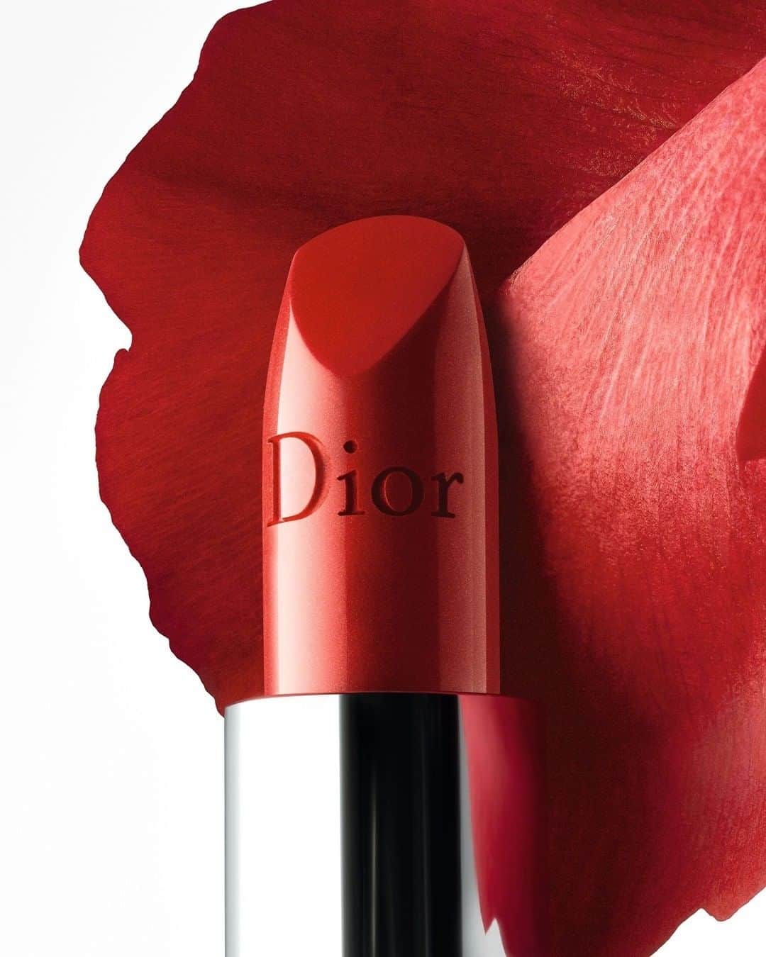 Dior Makeupのインスタグラム：「Rediscover the iconic Rouge Dior shade 999 in its new metallic finish infused with hydrating red peony and smoothing pomegranate flower. • ROUGE DIOR METALLIC 999 • #diormakeup #rougedior #wewearrouge」