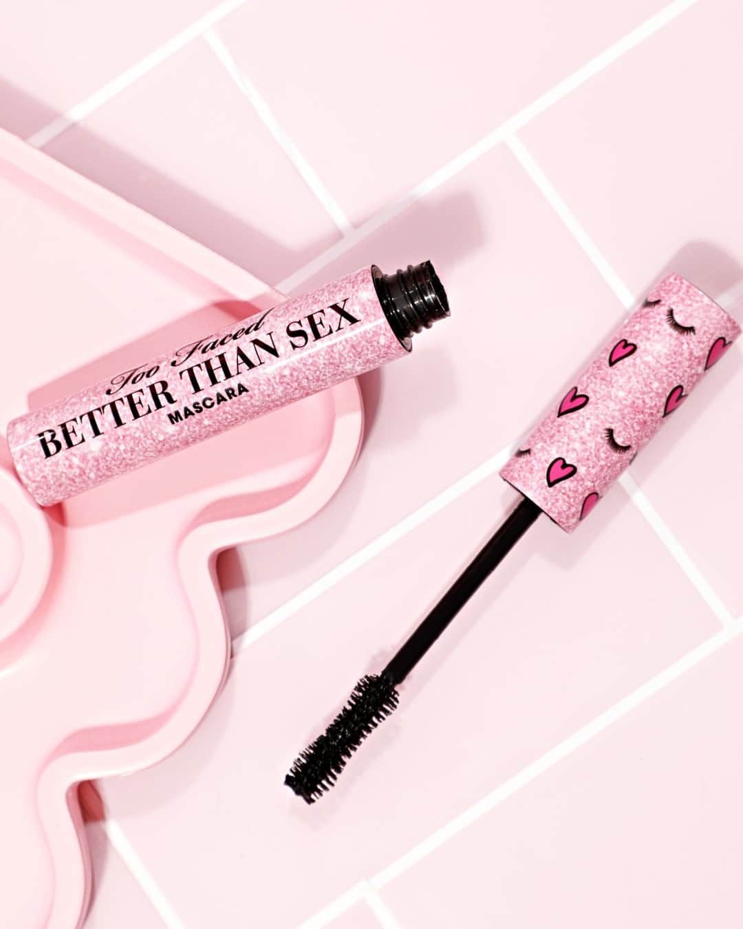 のインスタグラム：「Get your lash on with Better Than Sex! 💖 Our iconic and bestselling mascara has been dolled up in a limited-edition sparkly, fun, and flirty design - just like @nahcardoso's personality! ✨ #betterthansex #toofaced」