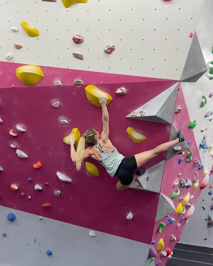 シャウナ・コックジーのインスタグラム：「@tchliverpool are killing it with the good boulders! I just couldn’t stop climbing. Here’s some of my favourites.   I was over at the hangar for a commercial shoot. The wall isn’t currently open to the public but hopefully it will be able to open again soon! Sending positive psyche vibes to you all! 💕」