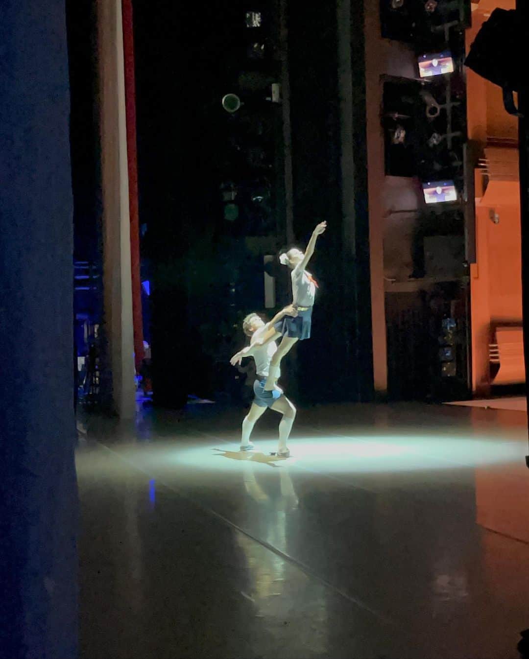 マリア・コーレワさんのインスタグラム写真 - (マリア・コーレワInstagram)「I AM SOOOOOO GREATFUL to be back on stage after 2-months break 🙏🏻❤️❤️  “PIONEER SUITE” by @alexandersergeev_ with @vladimir_shklyarov today at the @mariinsky 🌹 My amazing Theatre, one of the absolute favorite pieces to dance, wonderful partner, gorgeous choreographer, my great coach and all of the incredible dancers I get to share the stage with 😱🤩 It is a dream. No more words, just gratitude. Hopefully we will keep going!!!!  P.S. a little about today’s evening in a carousel! Swipe left to see all of the footage 😜💃🏻 Thank you dearest @bibi.lendvai for filming 😘  Я ТАААК СЧАСТЛИВА снова выйти на сцену после 2 месяцев перерыва 🙏🏻❤️❤️ «ПИОНЕРСКАЯ СЮИТА», в хореографии @alexandersergeev_ сегодня с @vladimir_shklyarov в самом родном @mariinsky 🌹 Мой любимый Театр, один из самых любимых номеров, прекрасный партнёр, замечательный хореограф, лучший педагог и невероятные артисты Мариинского, с которыми честь выходить на одну сцену 😱🤩 Это ли не мечта? Больше нет слов, только огромная благодарность. Надеюсь, теперь не будет больше остановок!!!!  P.S. В карусели немного о сегодняшнем вечере 😜💃🏻 Спасибо дорогой @bibi.lendvai за съемку 😘」1月31日 4時16分 - marachok