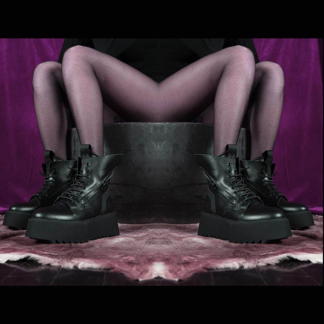 のインスタグラム：「BRUNO BORDESE  GIORGIA BOOTS 👽 psychedelic psycho  aliens psycho  Over the space  @artselect  @valentinaserra10  @minivideodomenico_mariniello  @asap.showroom」