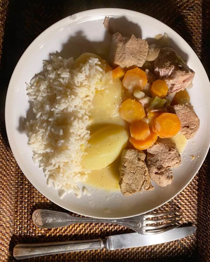 のインスタグラム：「Tonight’s perfect comfort food recipe with the blanquette de veau , Robuchon style ,with a hint of ginger, white wine ,yuzu lemon juice and caramelized oninions to pop up the taste  #cookingathome #cookingtherapy #blanquettedeveau #ginger #yuzu #robuchon」