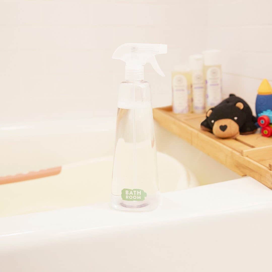 The Honest Companyさんのインスタグラム写真 - (The Honest CompanyInstagram)「You asked, we’re answering Honest fam. ⁣ ⁣ Q: “How can I safely + effectively clean my baby’s nursery?” ⁣ ⁣ A: We’ve formulated all of our Honest cleaning products for just this purpose. In this case, we recommend using our NEW Conscious Cleaning Kits + our Disinfecting Spray. Check out how @jessicaalba cleans her babe’s nursery below:⁣ ⁣ 1️⃣ Disinfecting Spray: A powerful 3-in-1 antibacterial disinfecting spray that cleans, deodorizes, and disinfects all in one step. Kill 99.9% of the germs* your babe comes in contact with daily. ⁣ ⁣ 2️⃣ Multi-Surface Spray: Use this multi-tasker anywhere you see grease, fingerprints, films, or smears. ⁣  ⁣ 3️⃣ Glass Spray: Safe to use on glass and windows in your babe’s room. Bonus, this formula is made with an invisible coating that resists smearing and fingerprints. 🙌⁣ ⁣ 4️⃣ Bathroom Spray: Ah, babe’s bathroom, the home of all the messes. Safely clean + deodorize showers, bathtubs, toilets, and more. ⁣ ⁣ *Kills 99.9% of Influenza A H1N1 Virus, Rhinovirus, Escherichia coli, Listeria monocytogenes, Pseudomonas aeruginosa, Salmonella enterica, Staphylococcus aureus, Methicillin-resistant Staphylococcus aureus (MRSA), and Trichophyton mentagrophytes on hard, non-porous surfaces in 10 minutes.」1月31日 4時22分 - honest