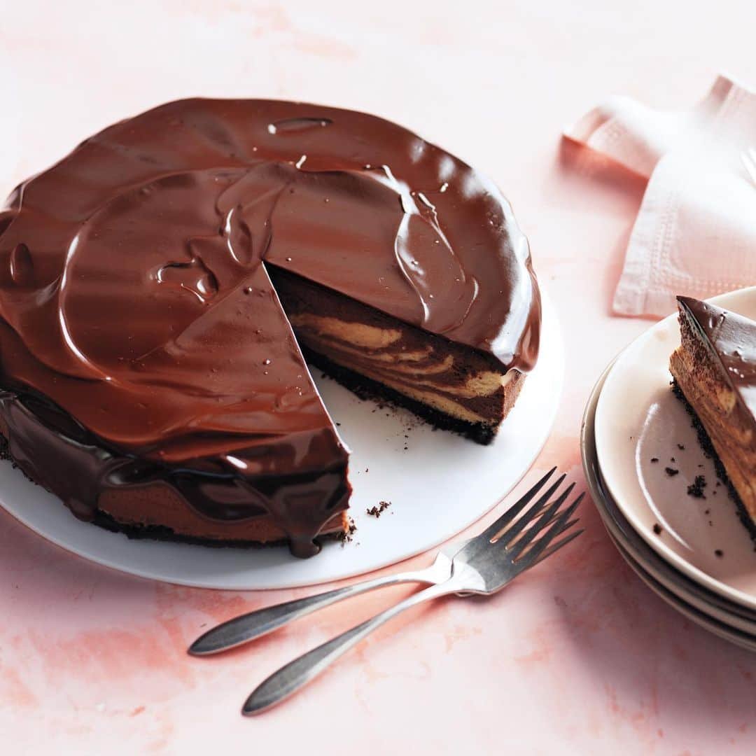 マーサ・スチュワートさんのインスタグラム写真 - (マーサ・スチュワートInstagram)「Behold, a Valentine's Day dessert that exudes serious elegance thanks to a glossy chocolate glaze that goes on like satin. This cheesecake is a fresh take on the familiar combination of chocolate and peanut butter. They’re swirled together to make the ultimate marble dessert. Get the recipe at the link in bio. 📷: @chriscourt」1月31日 4時24分 - marthastewart