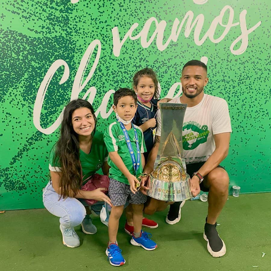 フェリペ・ガルシアのインスタグラム：「CAMPEÃO BRASILEIRO SERIE B 2020 💚🏹🏆  Obrigado Deus por tanto!🖤👨‍👩‍👧‍👦 #gratidão」